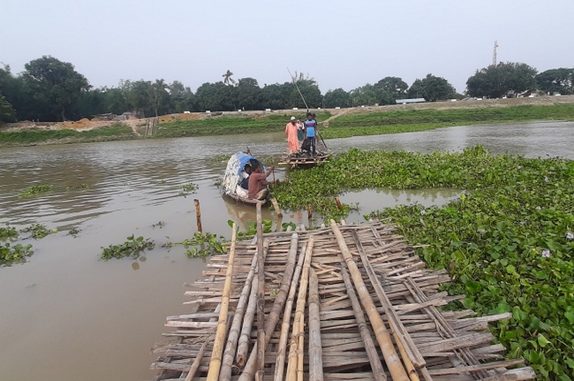বাঁশের সাঁকো ভেঙে দুর্ভোগে ১৫ গ্রামের মানুষ 